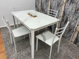 Mesa de cocina y 4 sillas blancas