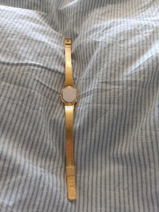 Orologio donna con quadrante nero e dettagli oro