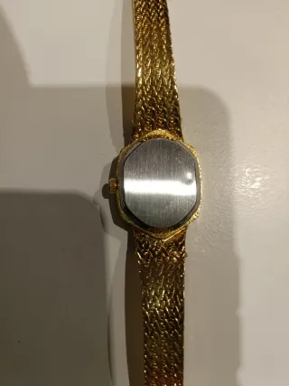 Orologio donna con quadrante nero e dettagli oro