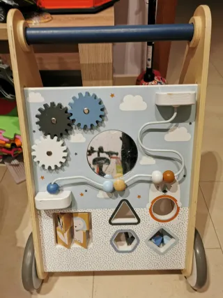 Andador infantil de madera