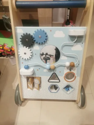 Andador infantil de madera