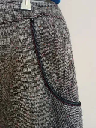 Falda  tableada en tweed forrada.