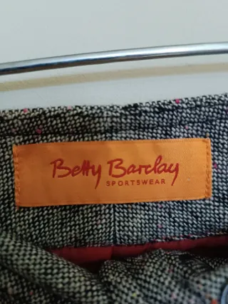 Falda  tableada en tweed forrada.