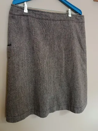 Falda  tableada en tweed forrada.