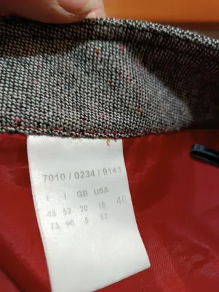 Falda  tableada en tweed forrada.