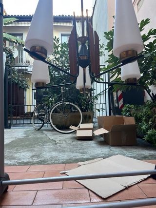 Lampadario vintage Stilnovo in legno vetri opalini