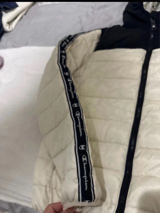 Piumino Champion beige e nero