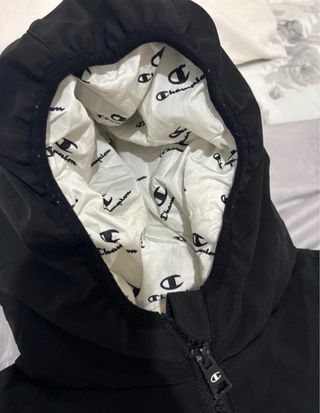 Piumino Champion beige e nero