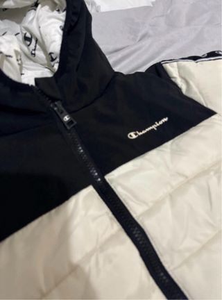 Piumino Champion beige e nero