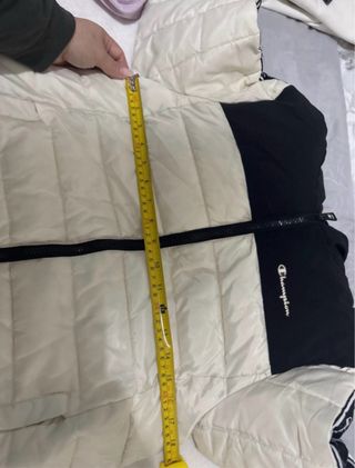 Piumino Champion beige e nero