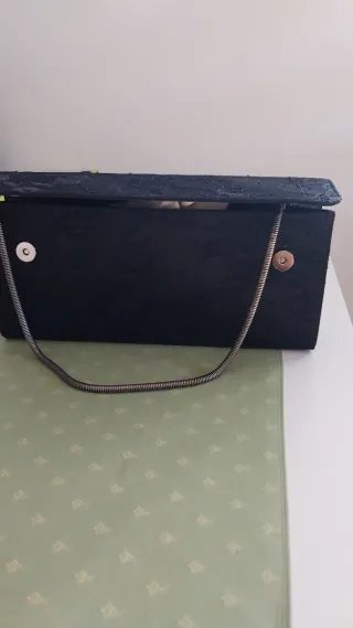 Bolso de mano negro con cadena