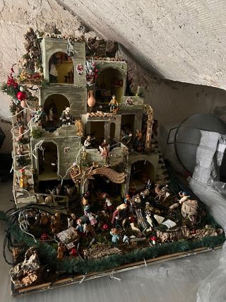 Presepe artigianale con luci e ruscello
