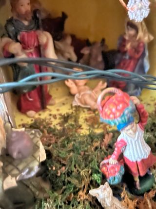 Presepe artigianale con luci e ruscello