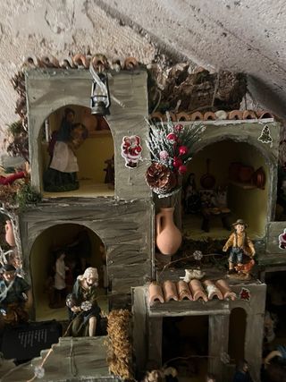 Presepe artigianale con luci e ruscello