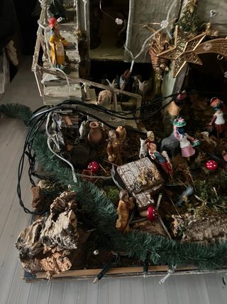 Presepe artigianale con luci e ruscello