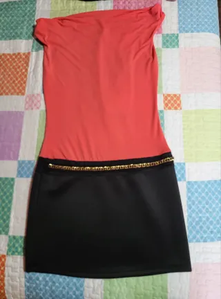 Vestido corto ajustado negro y coral