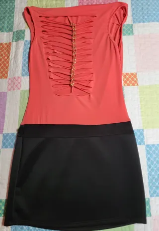 Vestido corto ajustado negro y coral