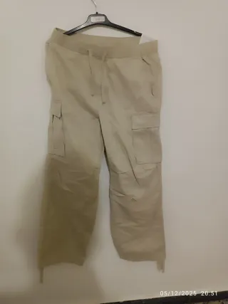 Pantalones cargo beige talla M