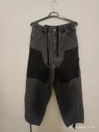 Pantalones vaqueros grises y negros
