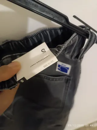 Pantalones vaqueros grises y negros