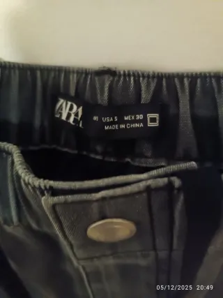 Pantalones vaqueros grises y negros