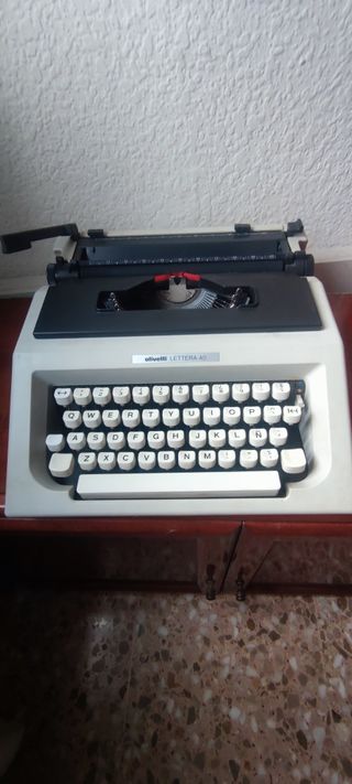 Máquina de escribir Olivetti Lettera 40
