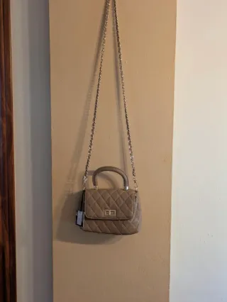 Bolso beige con cadena dorada