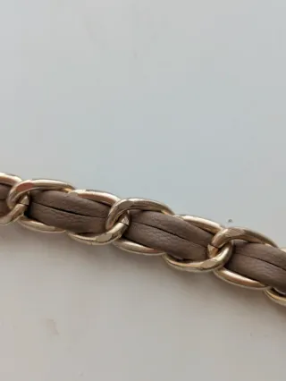 Bolso beige con cadena dorada