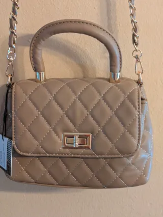 Bolso beige con cadena dorada