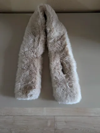 Bolso beige con cadena dorada