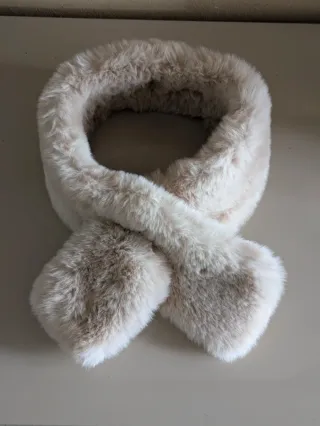 Bolso beige con cadena dorada