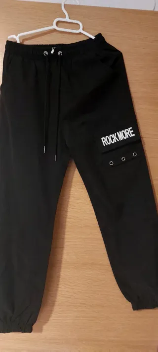 Pantalones cargo negros con texto