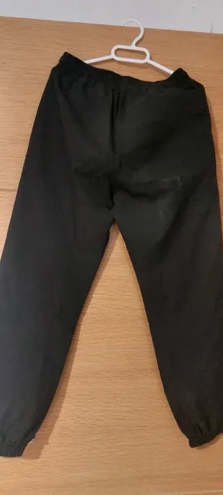 Pantalones cargo negros con texto