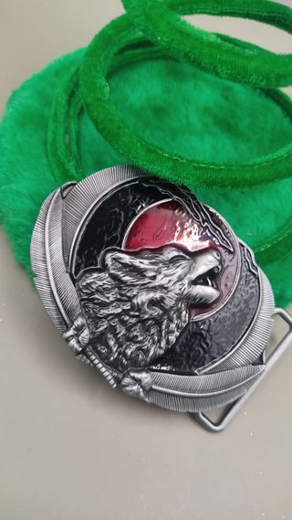 Fibbia smaltata con lupo e luna rossa