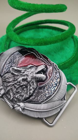 Fibbia smaltata con lupo e luna rossa