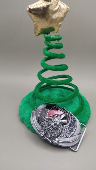 Fibbia smaltata con lupo e luna rossa