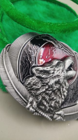 Fibbia smaltata con lupo e luna rossa