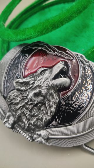 Fibbia smaltata con lupo e luna rossa