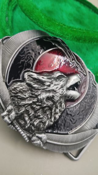 Fibbia smaltata con lupo e luna rossa