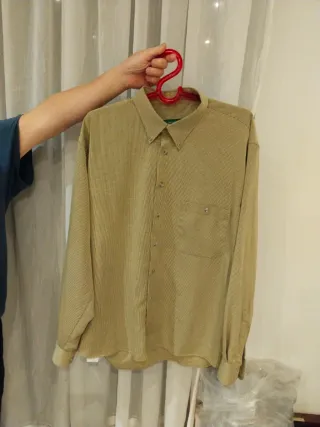 Camisa beige y verde