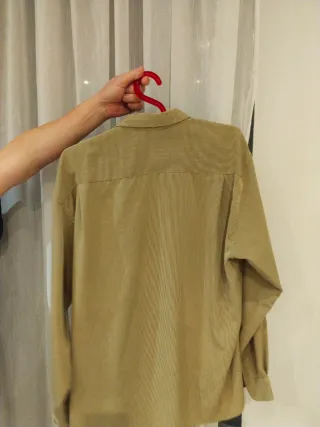 Camisa beige y verde