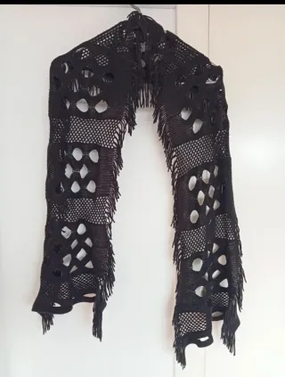Bufanda negra con flecos y calados