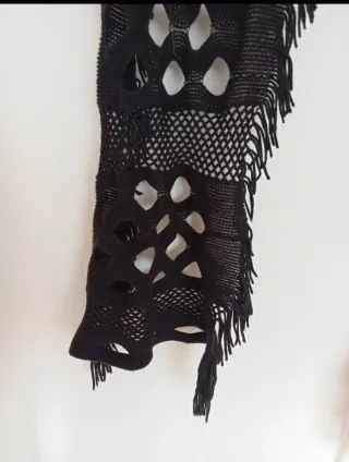 Bufanda negra con flecos y calados