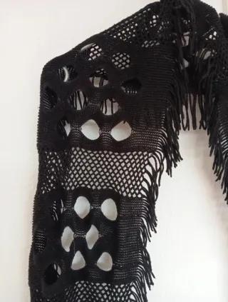 Bufanda negra con flecos y calados