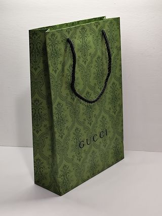 Busta di carta Gucci verde con manici in stoffa