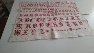 Strofinaccio cotone con alfabeto e numeri rossi