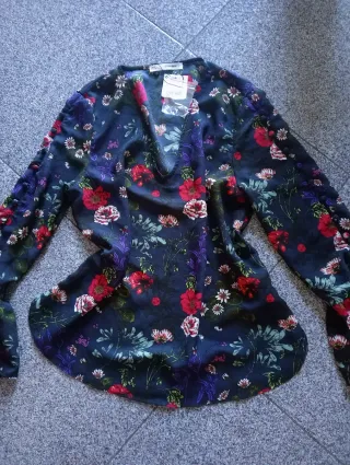 Blusa flores azul talla L sin estrenar