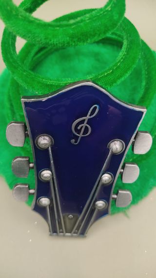 Fibbia smaltata chitarra con chiave di violino