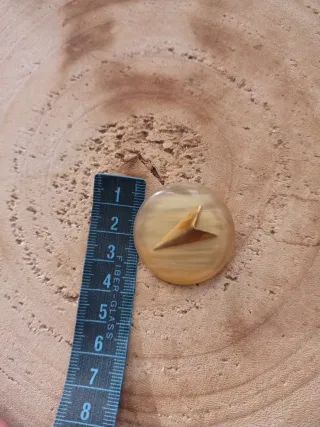 Spilla vintage rotonda in resina con inserto