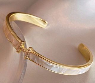 Pulsera dorada con detalles de nácar